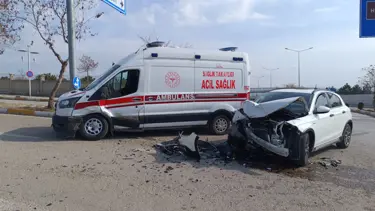 Ambulans ile otomobil çarpıştı: 2 yaralı