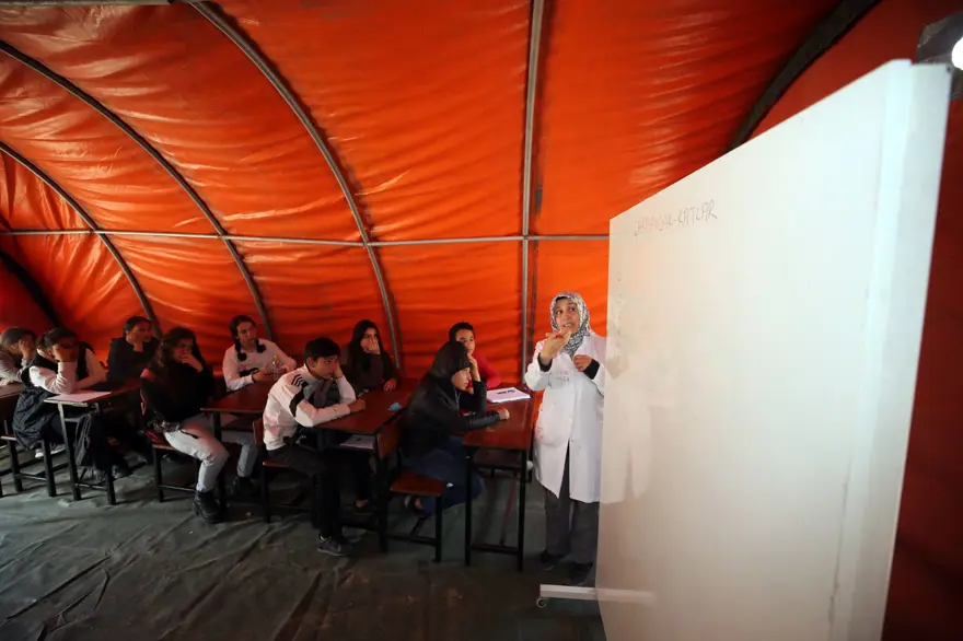 Depremzede öğrencilere çadırda LGS ve YKS kursu 6