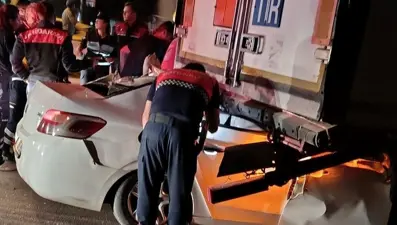 Otomobil tırın altına girdi: 2 ölü