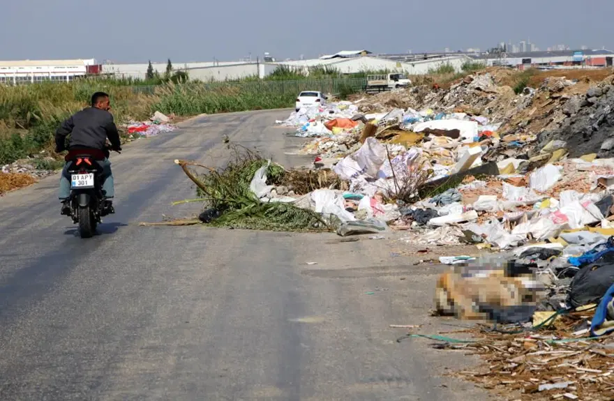 Adana’da havalimanının yanı çöplüğe döndü Adana’da havalimanının yanı çöplüğe döndü