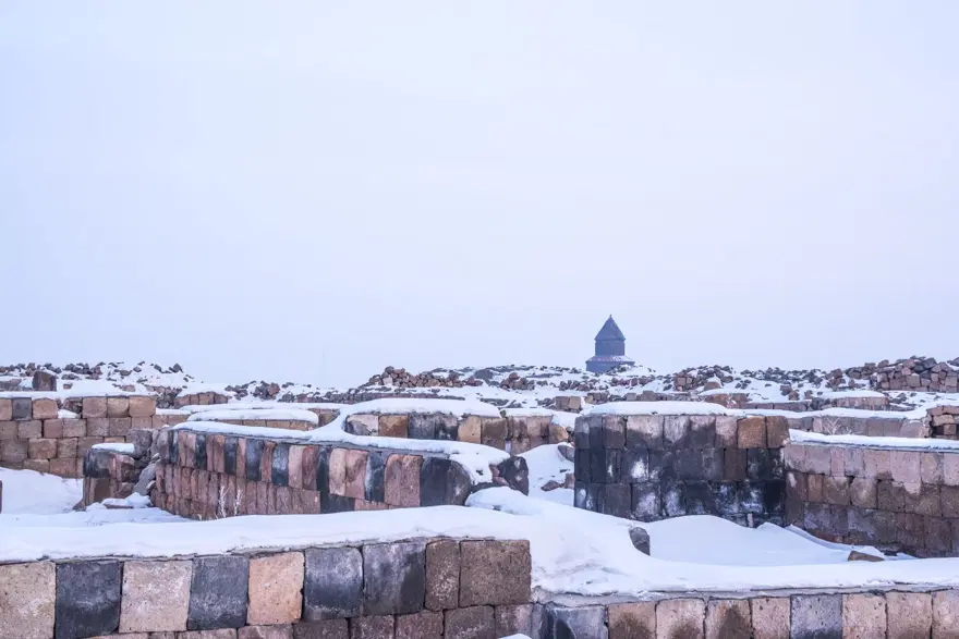 Beyaza bürünen Ani Antik Kenti masalsı güzelliğiyle yerli ve yabancı turistleri ağırlıyor 12 Beyaza bürünen Ani Antik Kenti masalsı güzelliğiyle yerli ve yabancı turistleri ağırlıyor 12