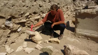 Aydın'da Roma İmparatoru Hadrianus'un heykelinin parçaları bulundu