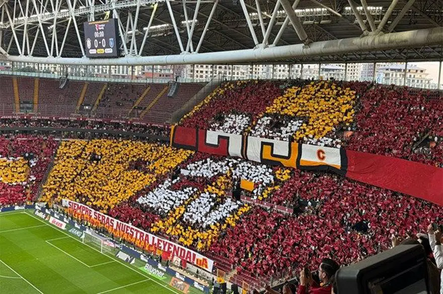 Galatasaray taraftarından özel koreografi: Mourinho ve Fenerbahçe'ye gönderme 1 Galatasaray taraftarından özel koreografi: Mourinho ve Fenerbahçe'ye gönderme 1