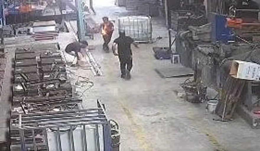Konya’da fabrikada korkunç olay: Boya kazanı patladı, işçininkıyafetleri tutuştu 4