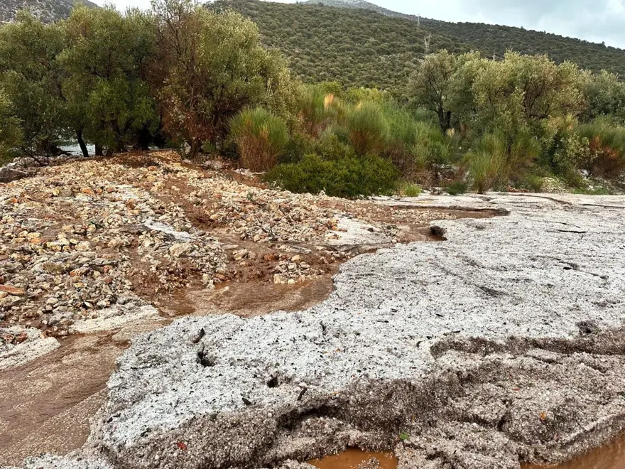 Antalya'da sel ve dolu: Yollar kapandı, sahiller çamur rengine döndü 13