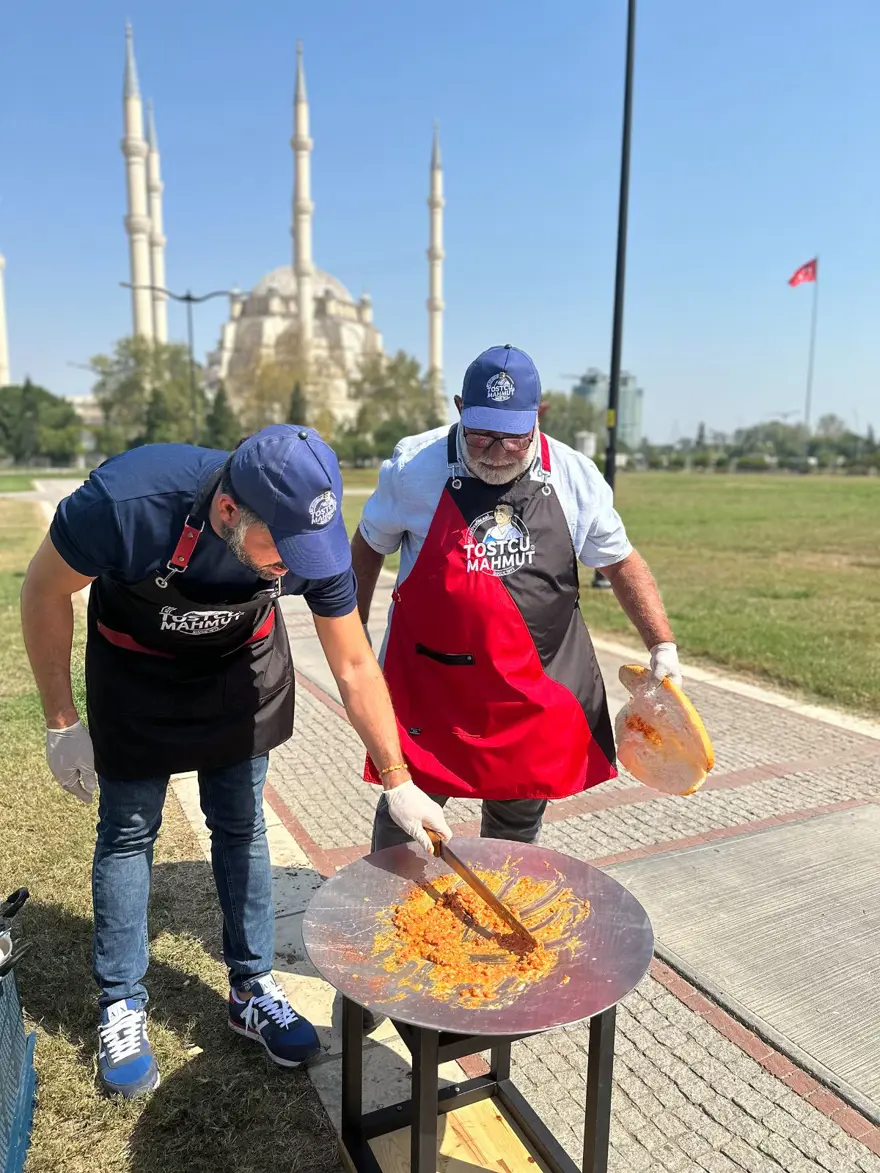 Adana'da 50 dereceyi aşan sıcaklıkta güneşte tost pişirdiler 1