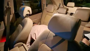 Yol ortasında çalışır haldeki araçta uyudu