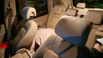 Yol ortasında çalışır haldeki araçta uyudu