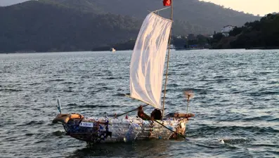 Atık pet şişelerden yapılan tekne denize indirildi