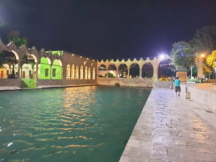 Şanlıurfa'da özel ışıklandırma yapılan tarihi alanlarda kartpostallık görüntüler 22