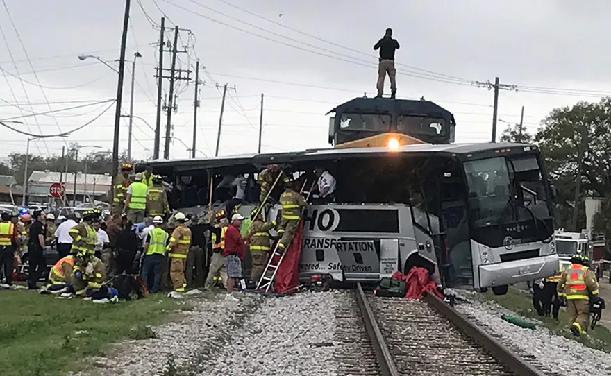 ABD'de yük treni yolcu otobüsüne çarptı: 3 ölü 6