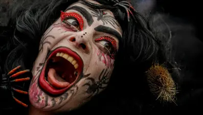 14 asırlık geleneğin görüntüleri damga vurdu: Maske ve kostümler; işte Vevçani Karnavalı