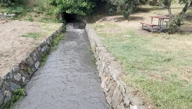 Kömür tozları yağmurla dereye aktı, İzmit Körfezi karardı