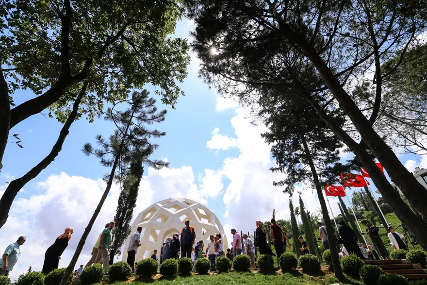 "Şehitler Makamı"na yoğun ilgi 10 "Şehitler Makamı"na yoğun ilgi 10