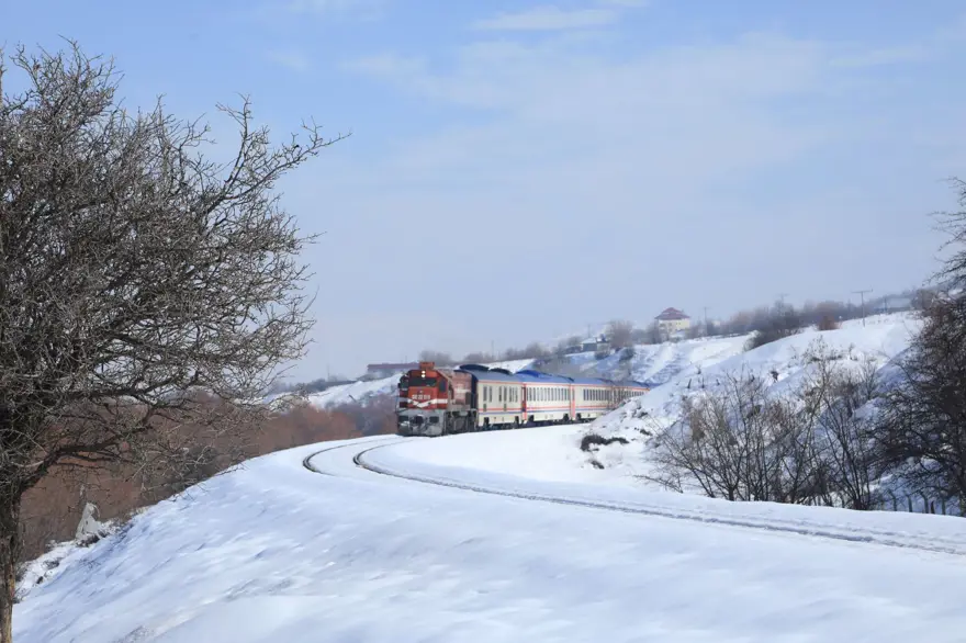 Doğu'nun kış güzelliğini Vangölü Ekspresi ile izliyorlar 