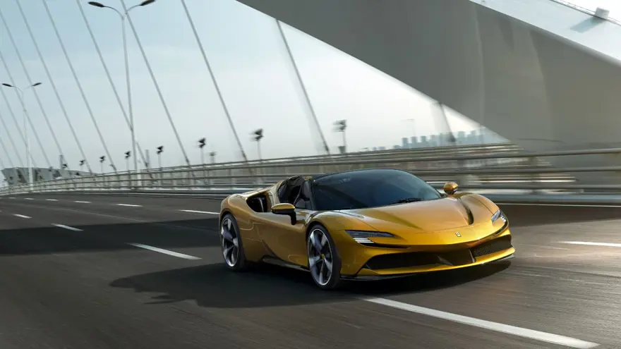 Ferrari'den üstü açılır hibrit elektrikli aracını tanıttı 4