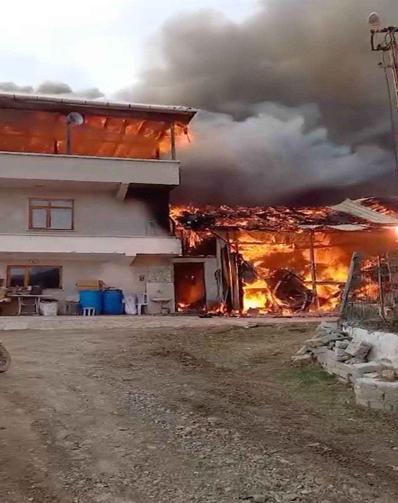Alevlere teslim olan ev ve ahır kullanılmaz hale geldi