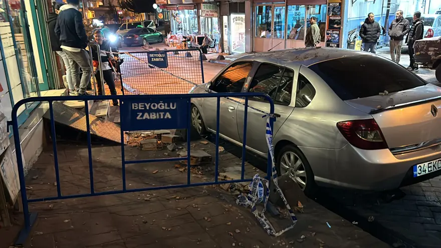 Beyoğlu'nda korku dolu anlar! Balkon duvarı yola çöktü: Saniyelerle kurtuldu 5