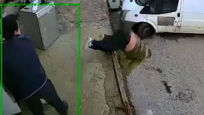 İki arkadaş tartıştı, iki metre yükseklikten düştü