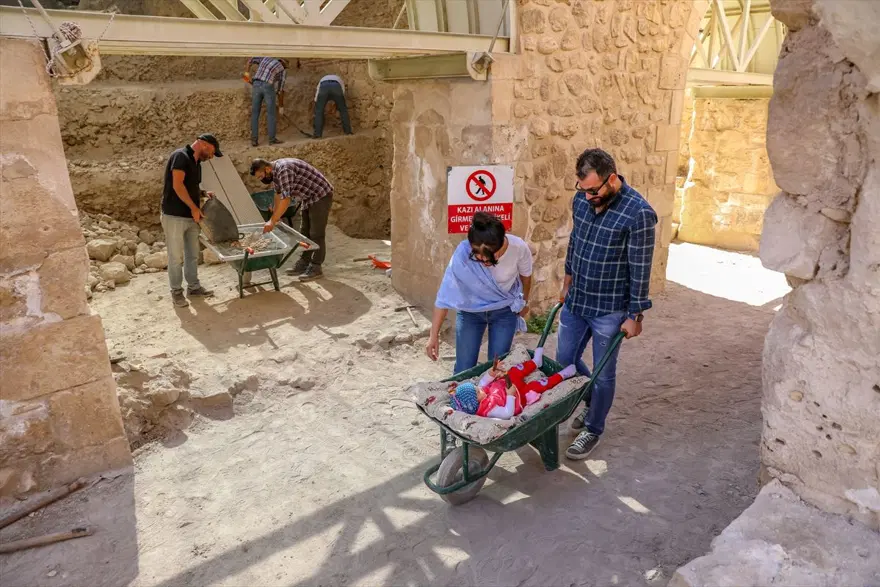 Arkeolog çiftin bebeği Sarya Hasankeyf kazı ekibinin neşe kaynağı oldu 1 Arkeolog çiftin bebeği Sarya Hasankeyf kazı ekibinin neşe kaynağı oldu 1