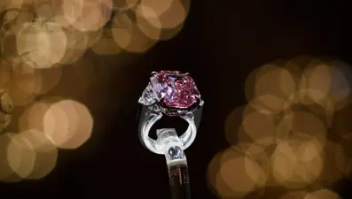 "Süslü Parlak Pembe" elmas yüzük dünya rekoru kırdı (242 milyon lira)