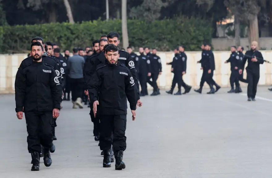 YÜZLERCE GENÇ BAŞVURDU 4