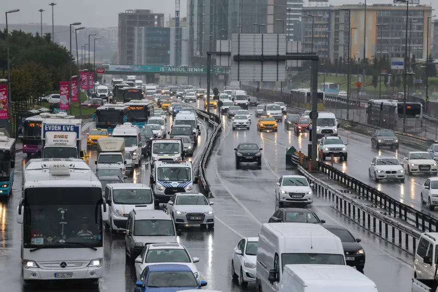 Hava durumu: İstanbul güne yağmurla başladı 13