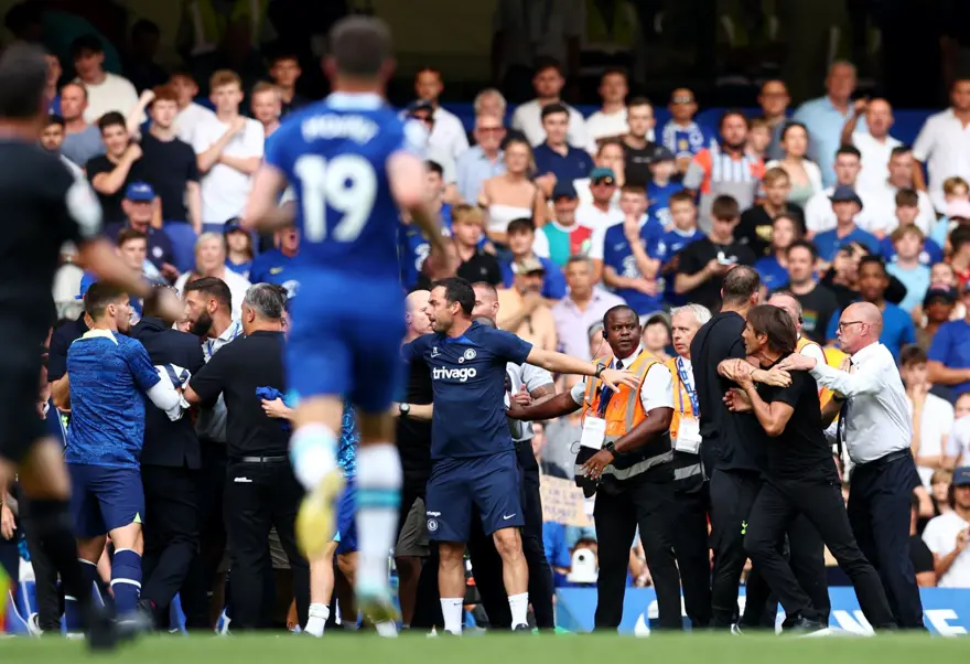 Londra derbisinde teknik direktörler Tuchel ve Conte'ye kırmızı kart 5