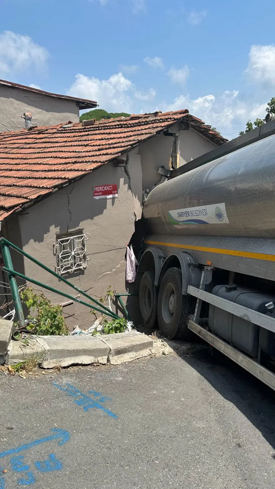 Sarıyer Belediyesi'nin su tankeri gecekonduya girdi: Ev sakinleri yaşadıkları dehşeti anlattı 1 Sarıyer Belediyesi'nin su tankeri gecekonduya girdi: Ev sakinleri yaşadıkları dehşeti anlattı 1