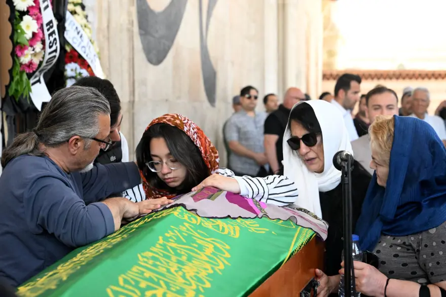 Şişli'de güpegündüz öldürülen Bahar Aksu'ya gözyaşlarıyla veda 1 Şişli'de güpegündüz öldürülen Bahar Aksu'ya gözyaşlarıyla veda 1