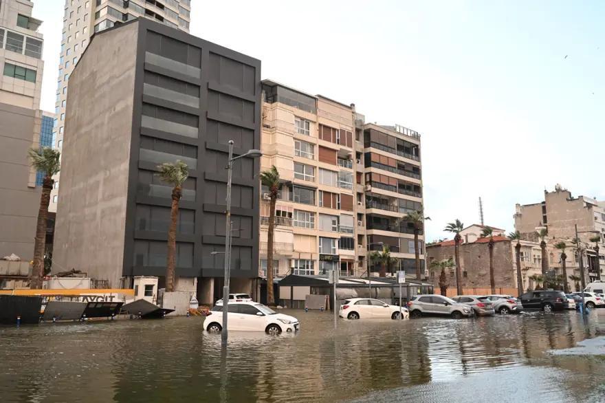 İzmir'i sağanak ve fırtına vurdu: Kıyı şeridi su altında! 21