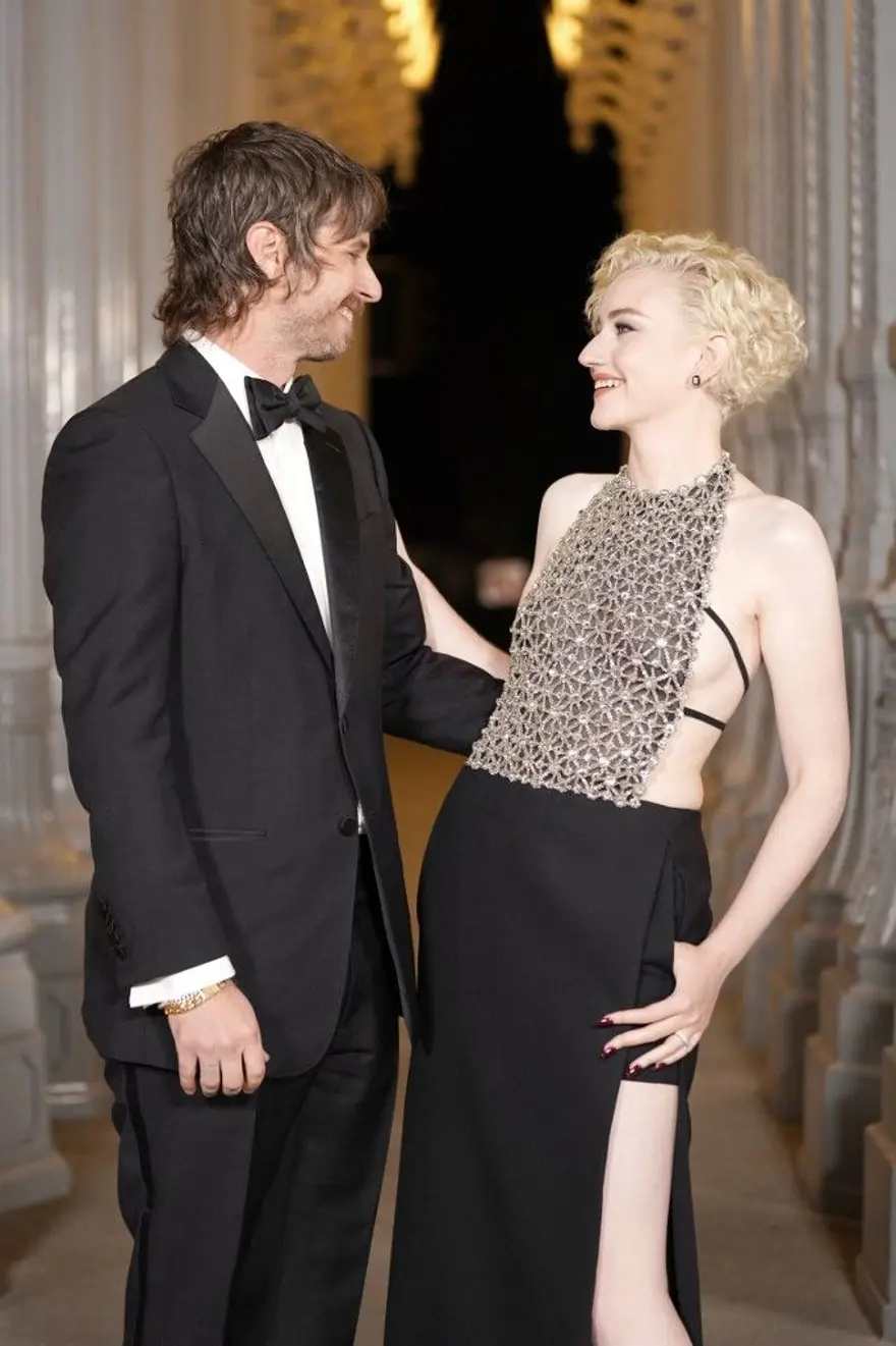 Mark Foster ve Julia Garner 18 Mark Foster ve Julia Garner 18