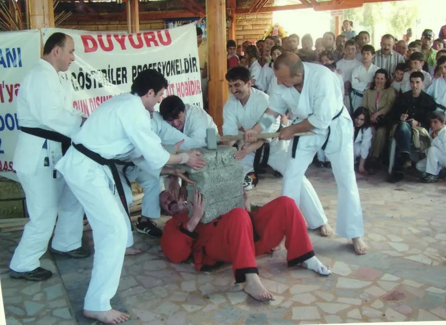 Güç gösterileri ustası karateci, kanserden kolunu kaybetti 2 Güç gösterileri ustası karateci, kanserden kolunu kaybetti 2