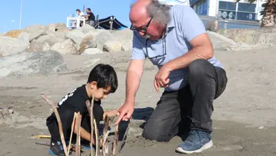 Deniz sahile sürüklüyor, o topluyor: Adeta bir sanat eserine dönüştürüyor