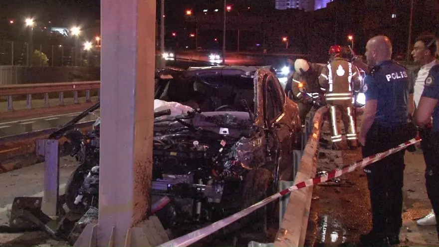 Pendik'te korkunç kaza: Otomobil refüje girdi 3 Pendik'te korkunç kaza: Otomobil refüje girdi 3