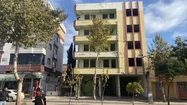 Adıyaman'da ağır hasarlı bina vatandaşları tedirgin ediyor