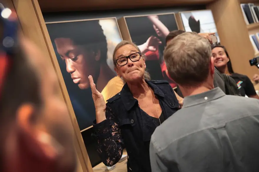 Apple Chicago'da çatısı "MacBook" şeklinde mağaza açtı 19 Apple Chicago'da çatısı "MacBook" şeklinde mağaza açtı 19