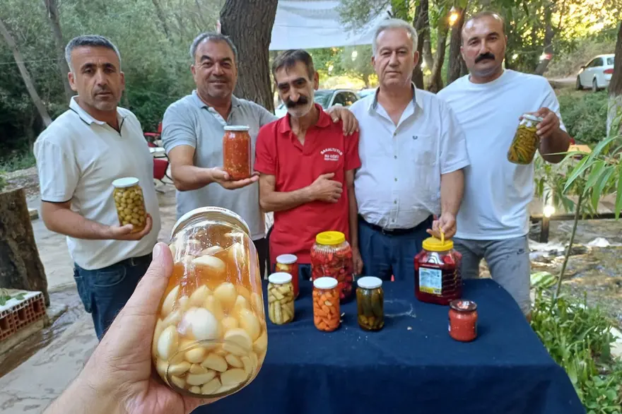 Araban Sarımsağı ile hazırladığı turşu ile şifa dağıtıyor 1 Araban Sarımsağı ile hazırladığı turşu ile şifa dağıtıyor 1