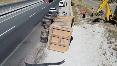 Kontrolden çıkan mıcır yüklü kamyon devrildi: Karaman'da feci kaza