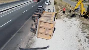Kontrolden çıkan mıcır yüklü kamyon devrildi: Karaman'da feci kaza