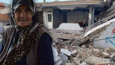 Kendi evinden sağ çıkıp ailesini kurtarmak için girdiği evin enkazında kaldı