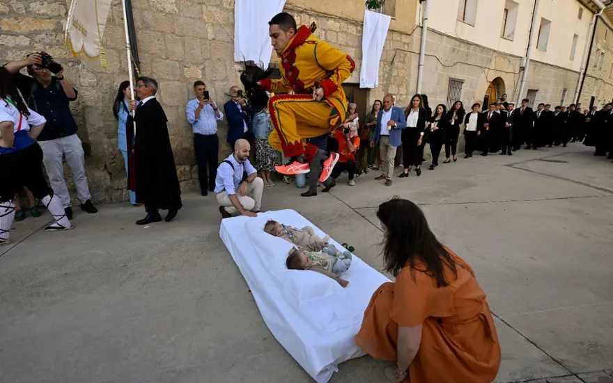 En ilginç festival: 'Şeytan', bebeklerin üzerinden atladı 5