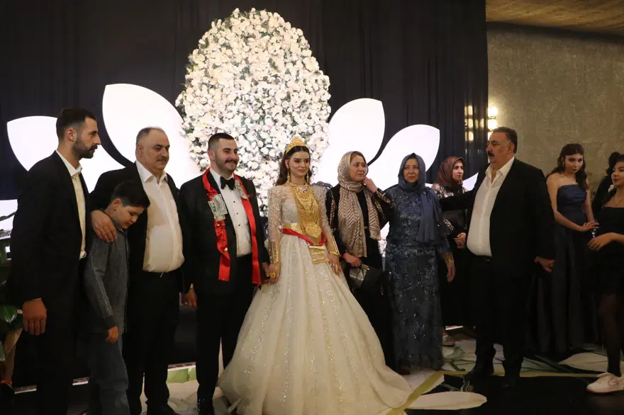 Düğünde dolarlar havada uçuştu: Geline 7 kilo altın takıldı 5
