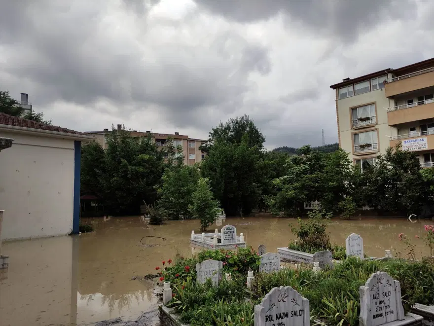 Karadeniz'i sel vurdu: Dereler taştı, yollar göle döndü, evleri su bastı 55 Karadeniz'i sel vurdu: Dereler taştı, yollar göle döndü, evleri su bastı 55