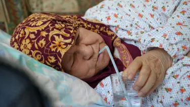 Kasisten hızlı geçen otobüsün içinde düştü: Pipetle besleniyor!