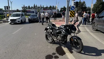 İzmit'te otomobille motosiklet çarpıştı: Başında ağlayarak bekledi