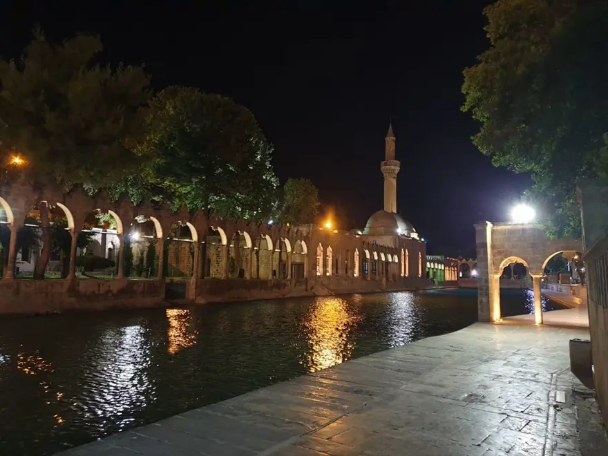 Şanlıurfa'da özel ışıklandırma yapılan tarihi alanlarda kartpostallık görüntüler 19