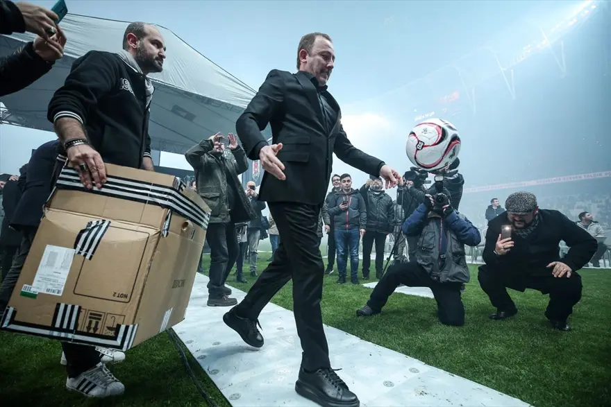 Vodafone Park'ta Sergen Yalçın izdihamı 25 Vodafone Park'ta Sergen Yalçın izdihamı 25
