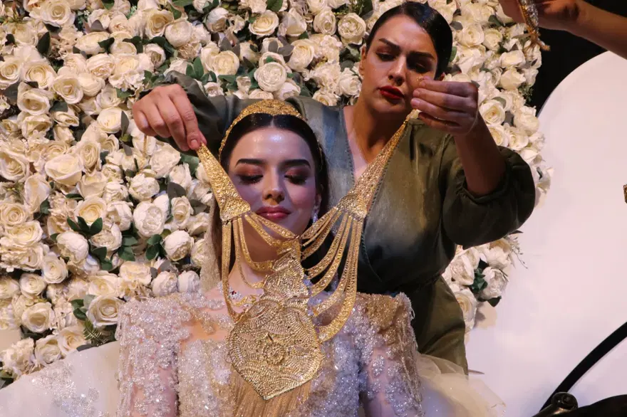 Düğünde dolarlar havada uçuştu: Geline 7 kilo altın takıldı 14