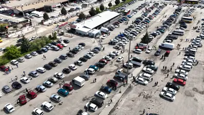 Malatya Açık Oto Pazarı'nda satıcı da alıcı da beklemede